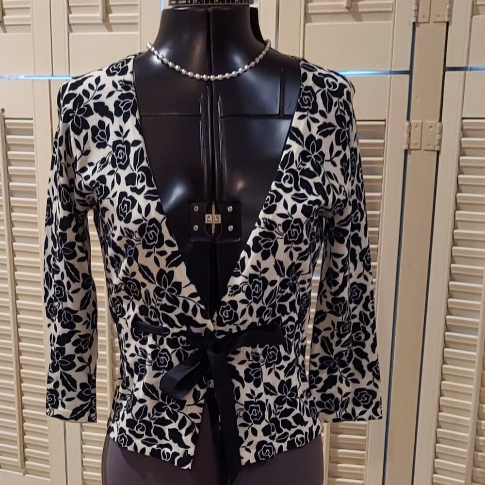 Roses & Ribbons on White Light V-neck Sweater * White House/Black Market Size S